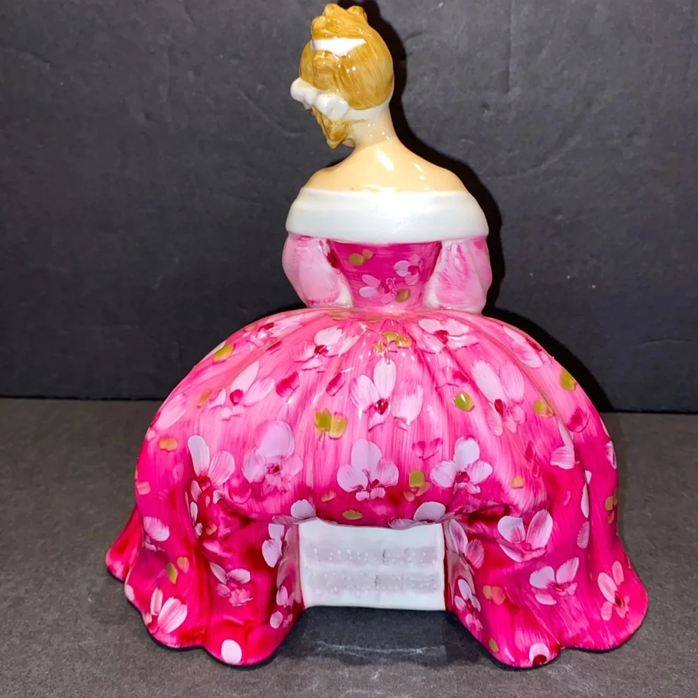 Victoria Porcelain Figurine - Picture 5 of 11